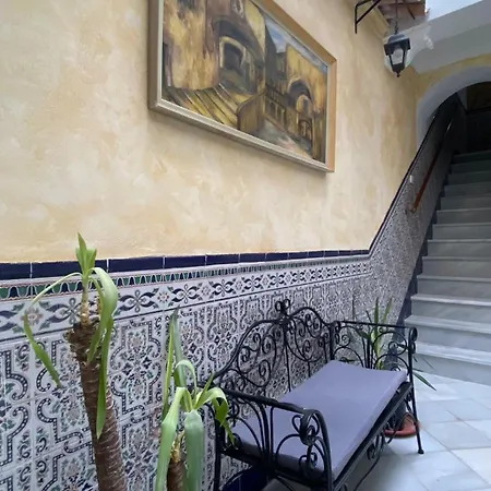 Patio Andalusi Junto A La Vina Cadiz