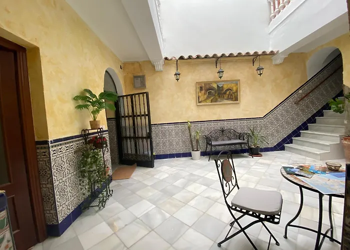 Patio Andalusi Junto A La Vina Homestay Cadiz